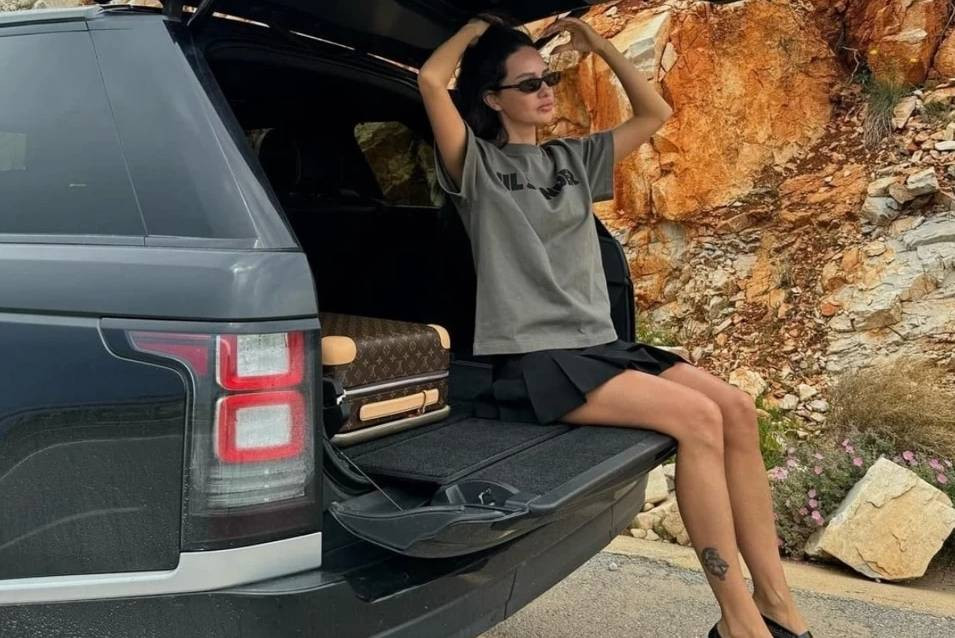 Tuncay Özilhan’ın gelini yol paylaşımı yaptı. Araba sürerken verdiği poz tık rekoru kırdı - Resim: 1